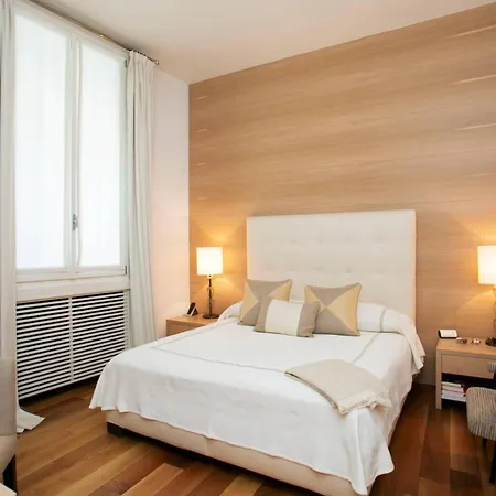 3br San Babila District - What'app - 0039-3512-039-610 - For Reservations! * Milão
